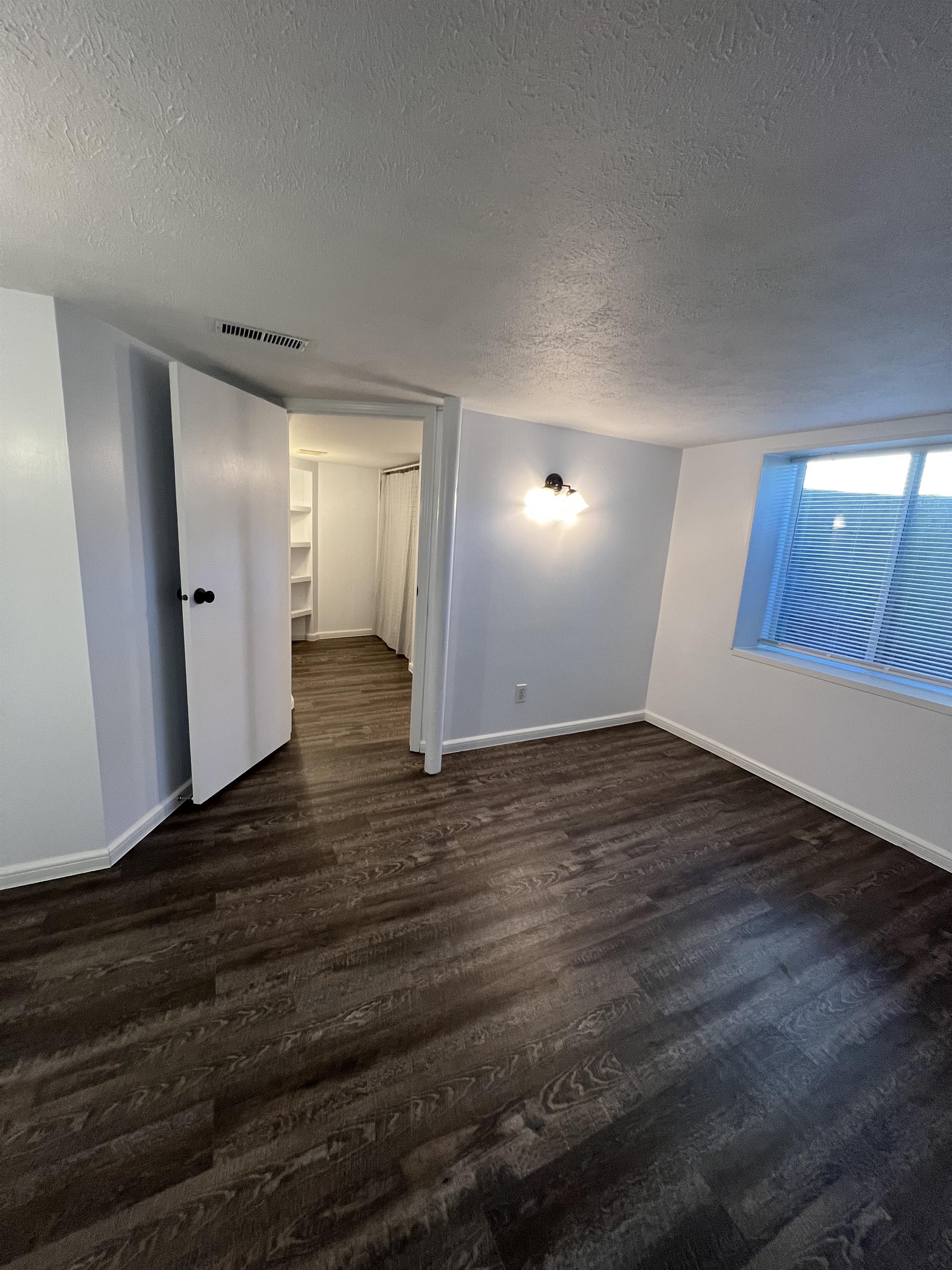 1407 Main Street, Room 1